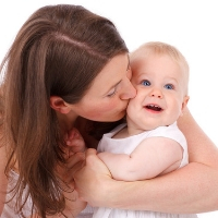 Dein Baby beißt beim Stillen oder auch mal in die Wange